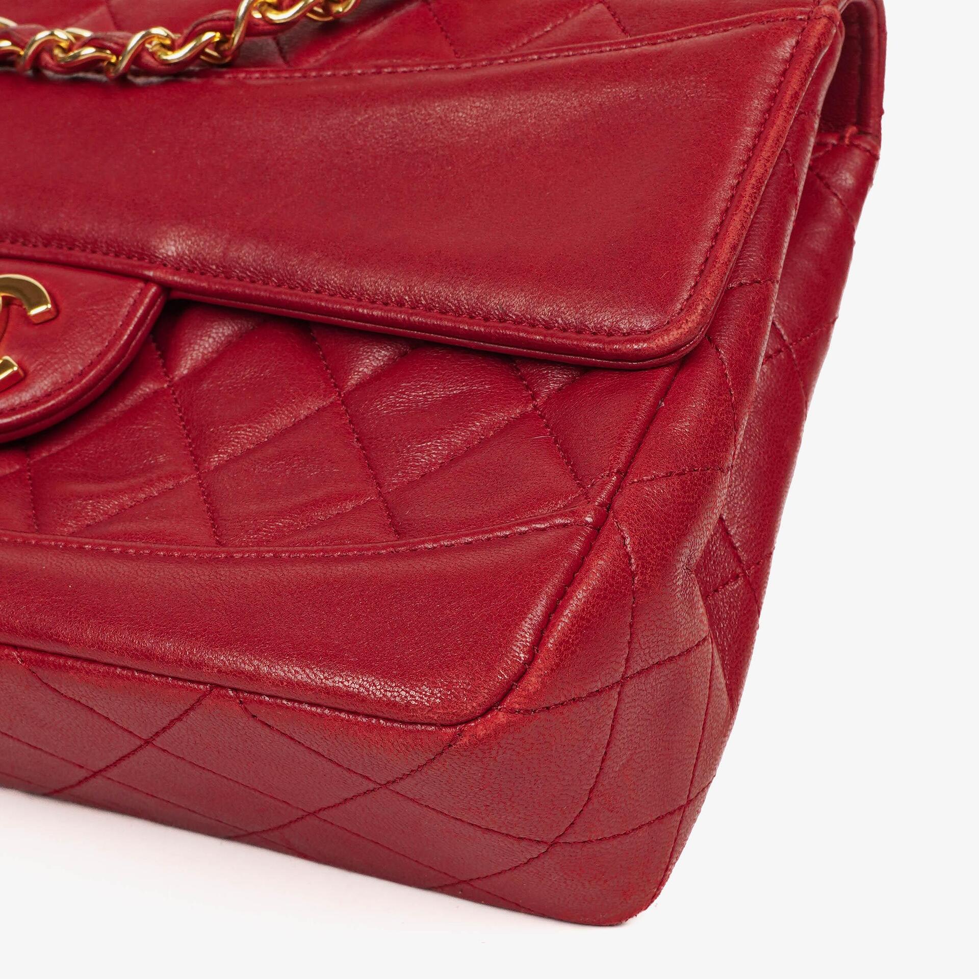 Chanel Classic Small Flap Bag aus rotem Lammleder mit 24K vergoldeter Hardware