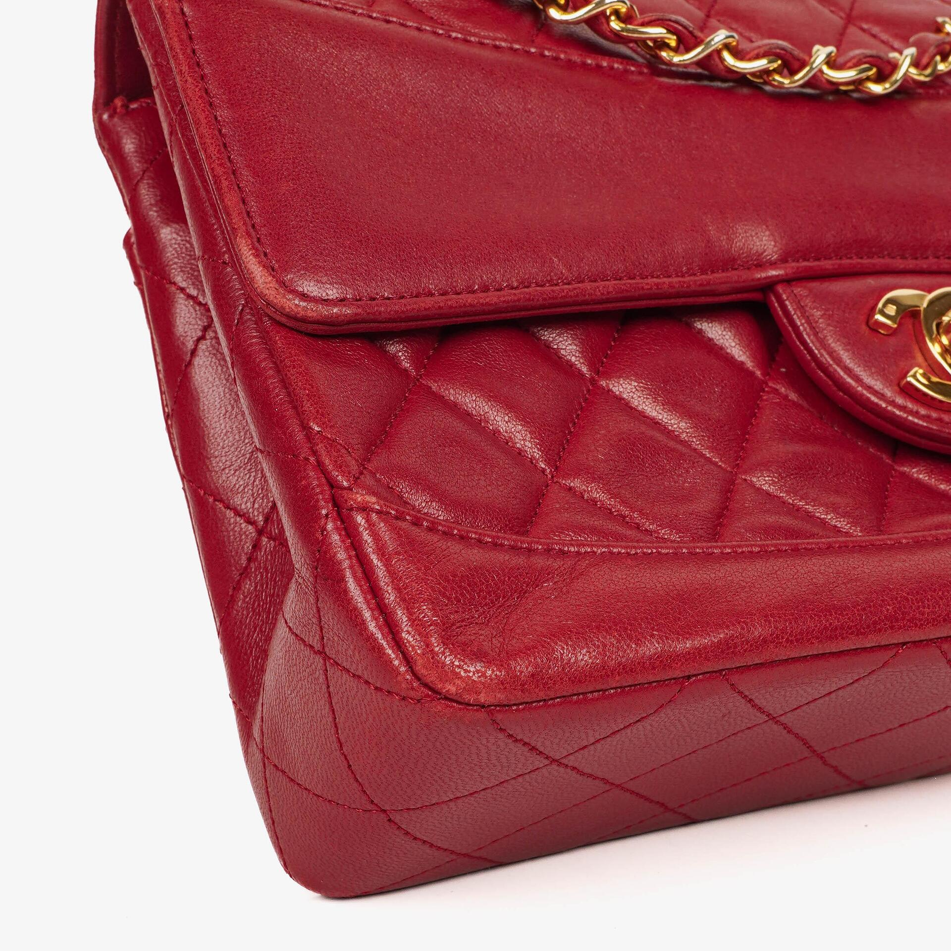 Chanel Classic Small Flap Bag aus rotem Lammleder mit 24K vergoldeter Hardware