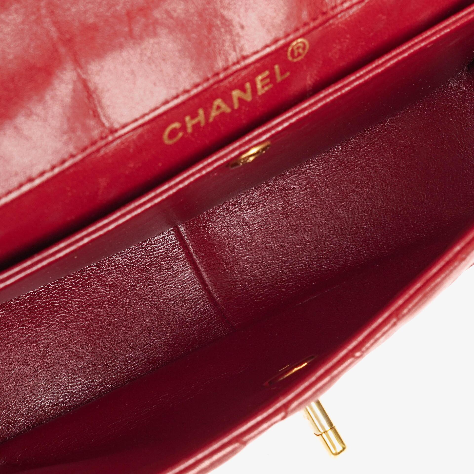 Chanel Classic Small Flap Bag aus rotem Lammleder mit 24K vergoldeter Hardware