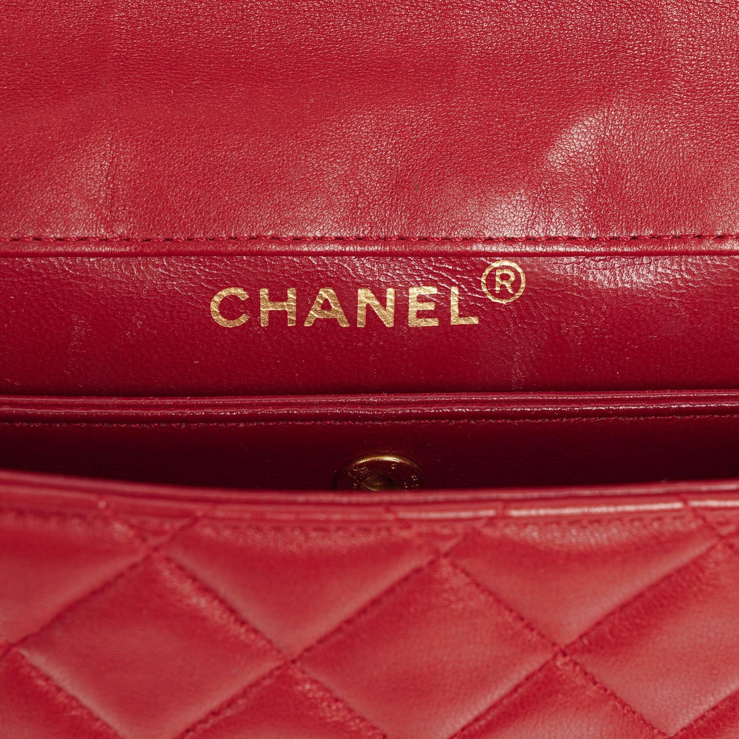 Chanel Classic Small Flap Bag aus rotem Lammleder mit 24K vergoldeter Hardware