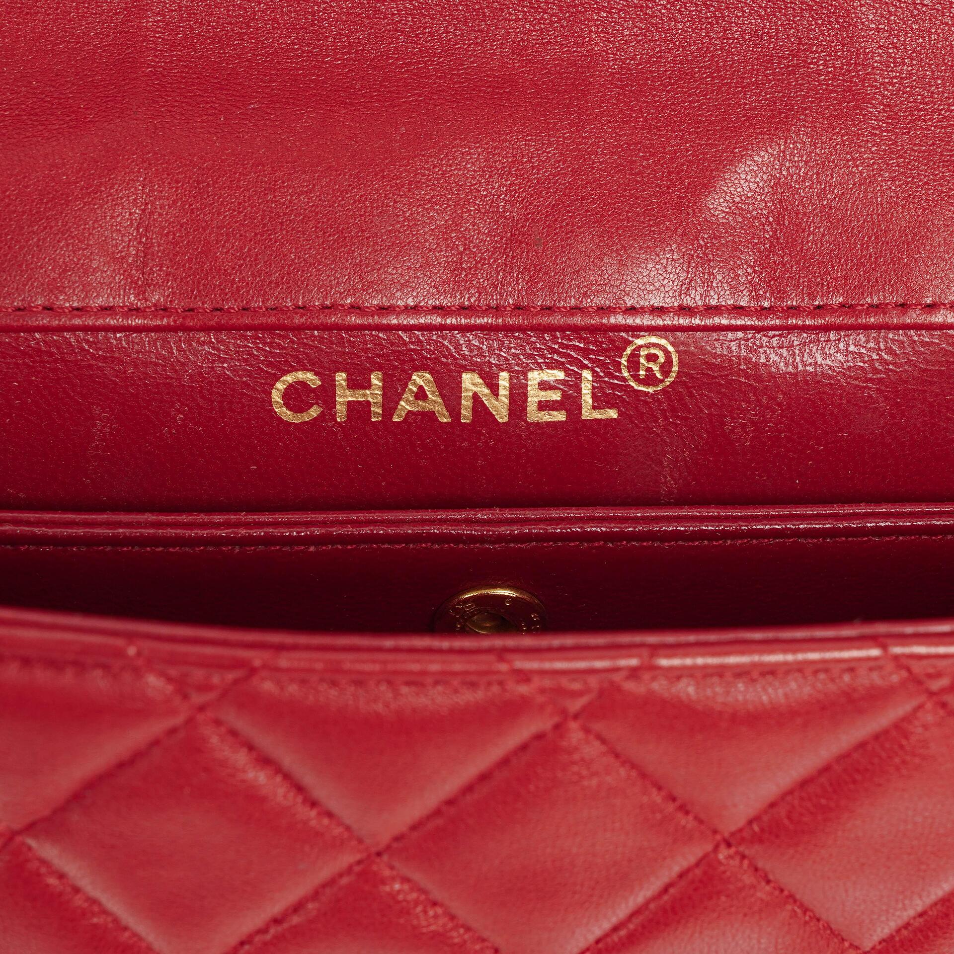 Chanel Classic Small Flap Bag aus rotem Lammleder mit 24K vergoldeter Hardware