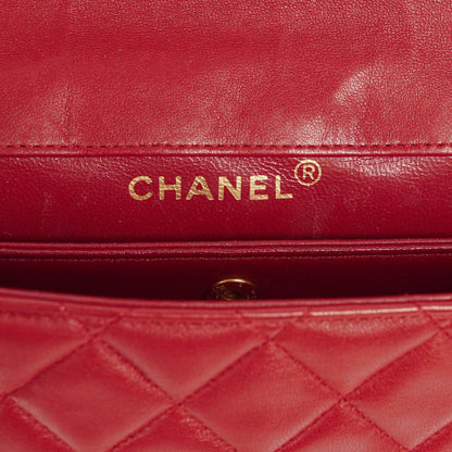 Chanel Classic Small Flap Bag aus rotem Lammleder mit 24K vergoldeter Hardware