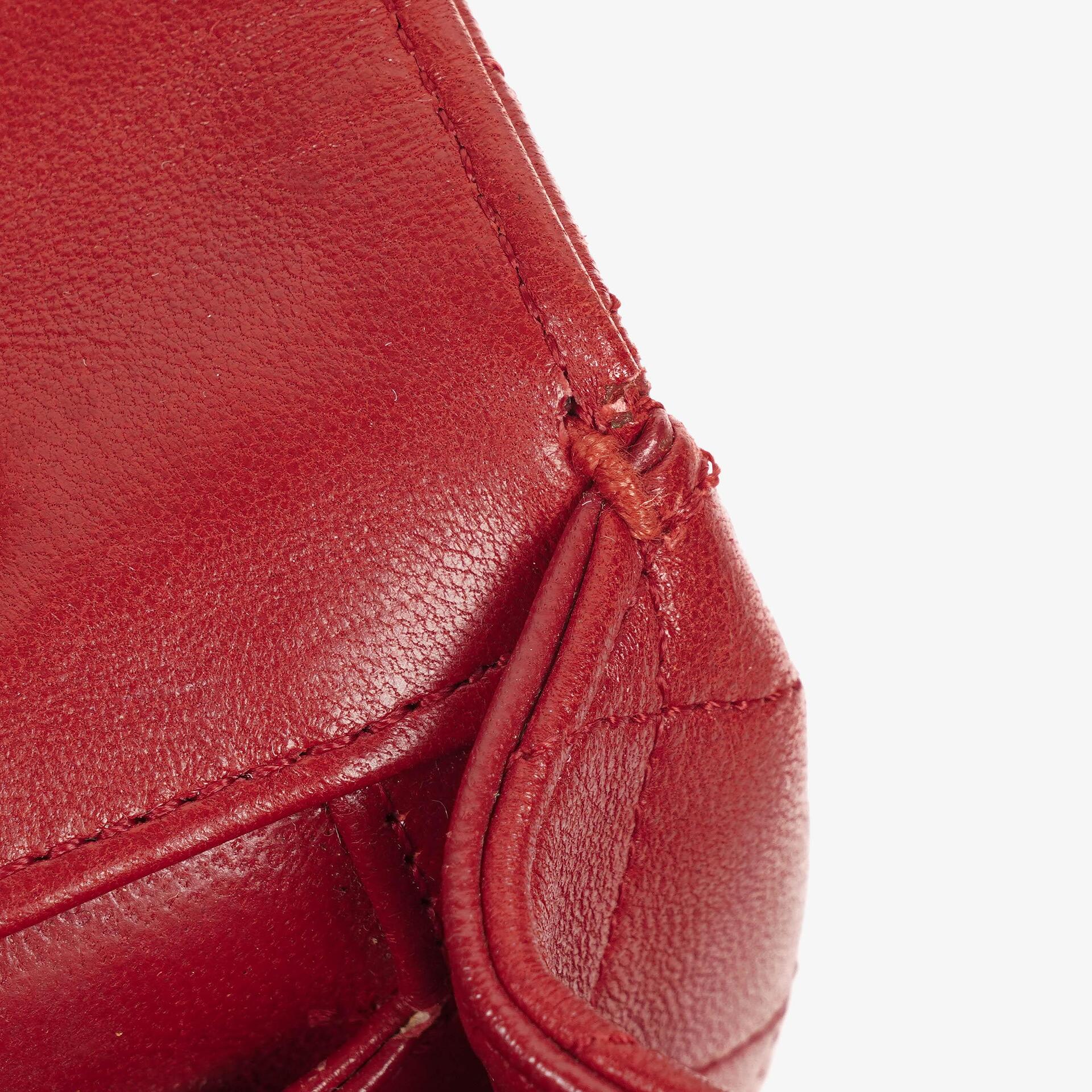 Chanel Classic Small Flap Bag aus rotem Lammleder mit 24K vergoldeter Hardware