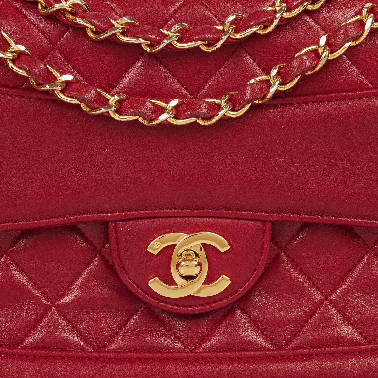 Chanel Classic Small Flap Bag aus rotem Lammleder mit 24K vergoldeter Hardware