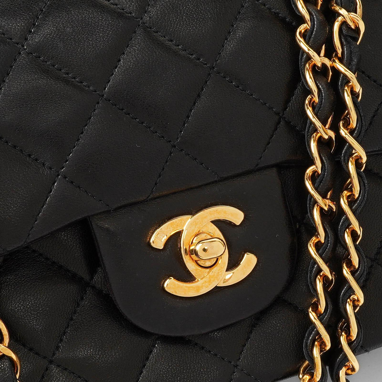 Chanel Classic Vintage Small Doppelklappen Tasche Schwarz gestepptes Lammleder mit 24K Goldplattierten Beschlägen