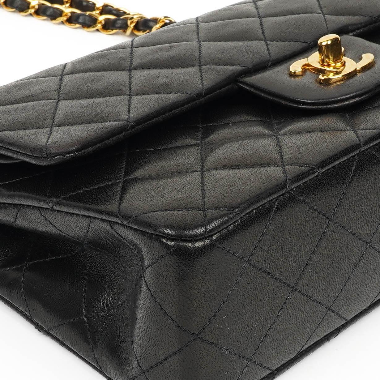 Chanel Classic Vintage Small Doppelklappen Tasche Schwarz gestepptes Lammleder mit 24K Goldplattierten Beschlägen