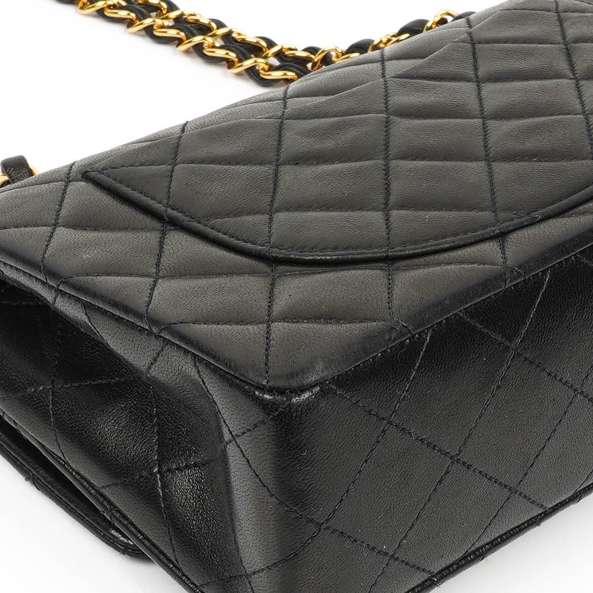 Chanel Classic Vintage Small Doppelklappen Tasche Schwarz gestepptes Lammleder mit 24K Goldplattierten Beschlägen