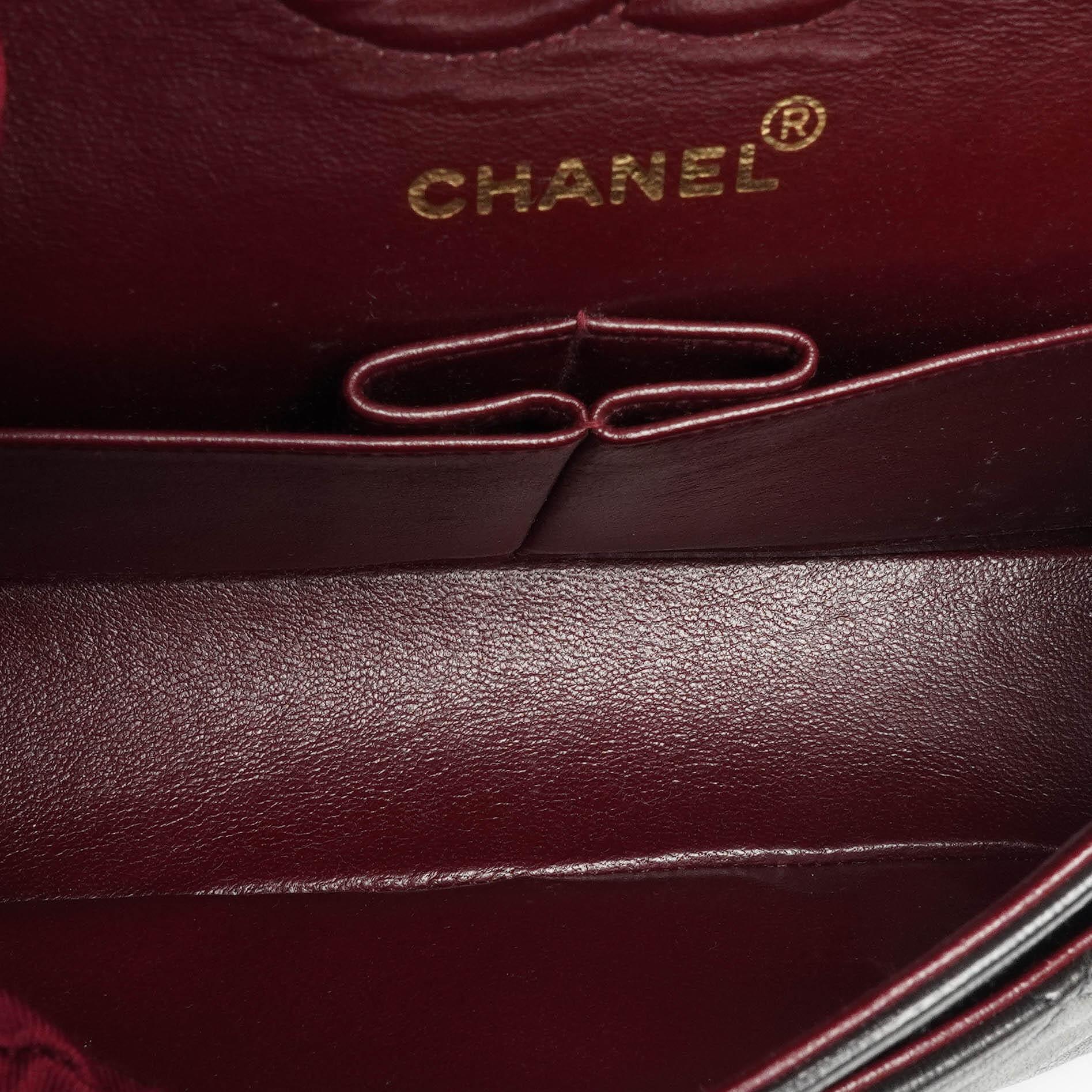 Chanel Classic Vintage Small Doppelklappen Tasche Schwarz gestepptes Lammleder mit 24K Goldplattierten Beschlägen