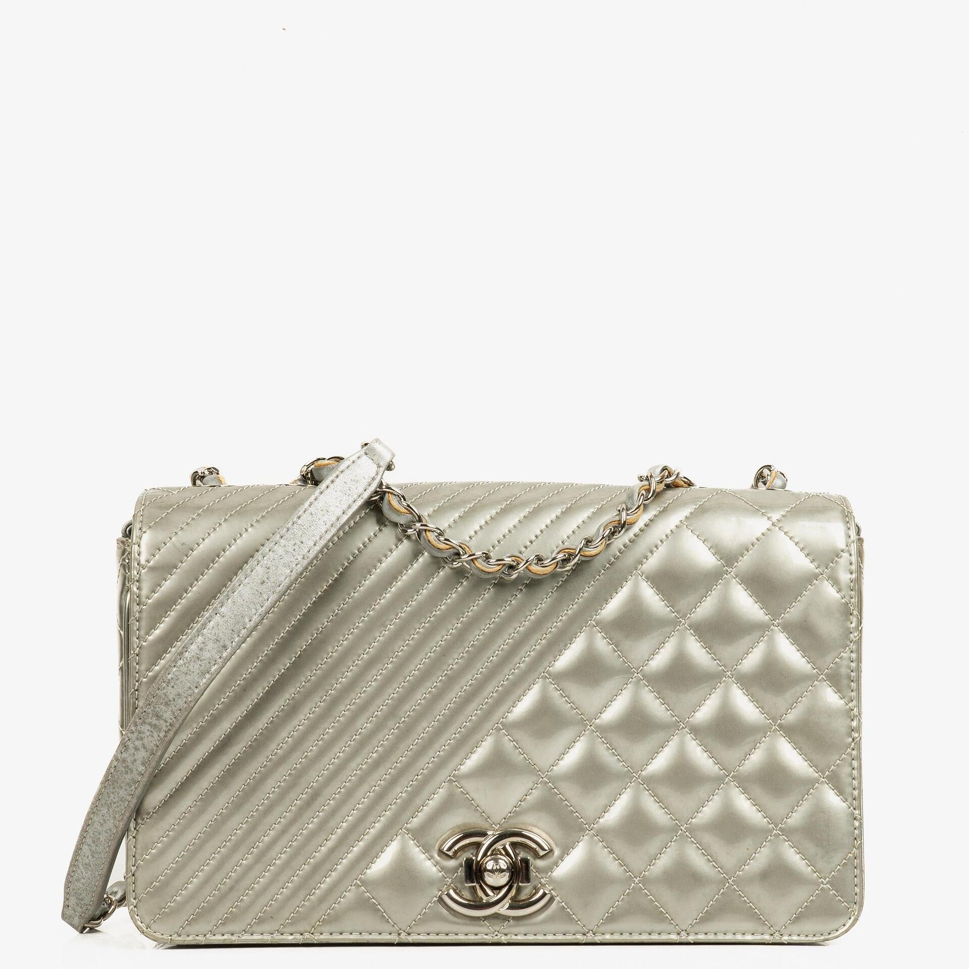 Chanel Coco Boy Flap Tasche aus silbernem gestepptem Lackleder