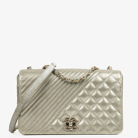 Chanel Coco Boy Flap Tasche aus silbernem gestepptem Lackleder