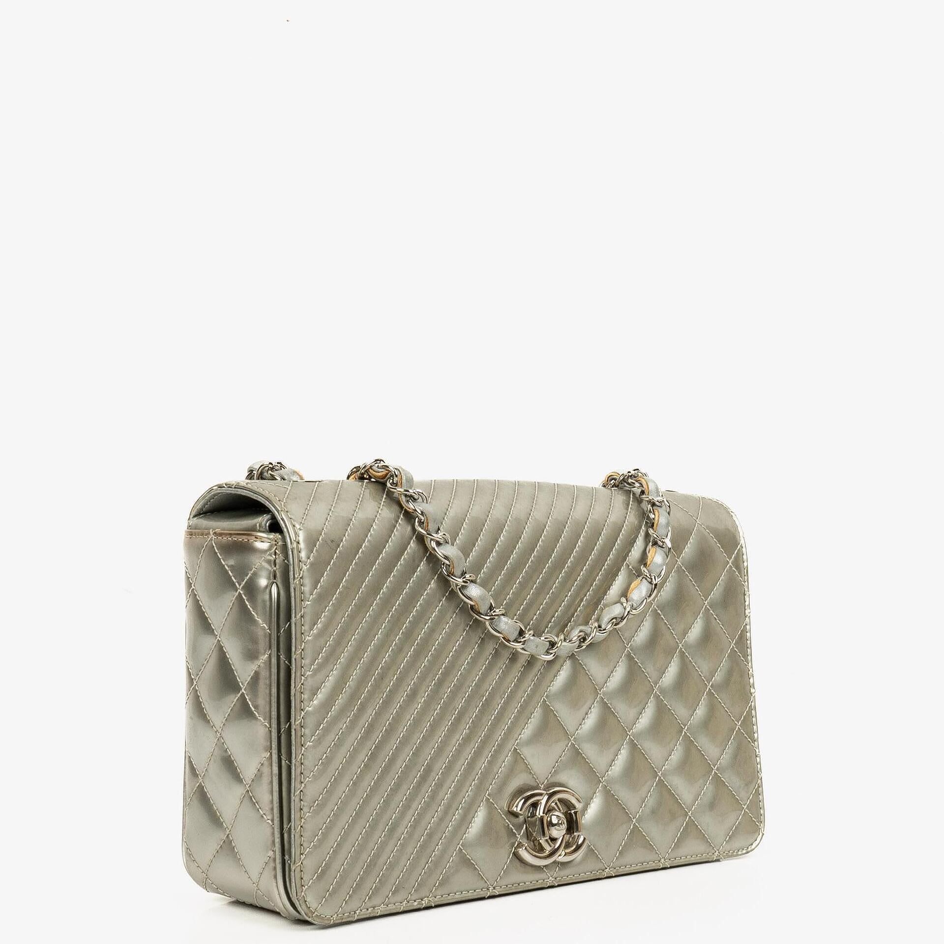 Chanel Coco Boy Flap Tasche aus silbernem gestepptem Lackleder