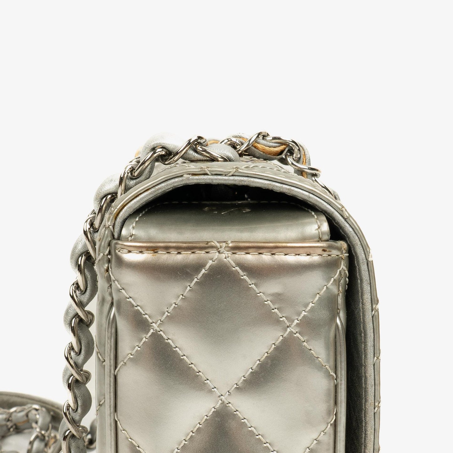 Chanel Coco Boy Flap Tasche aus silbernem gestepptem Lackleder