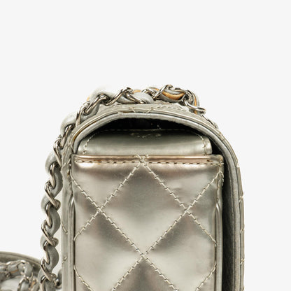 Chanel Coco Boy Flap Tasche aus silbernem gestepptem Lackleder