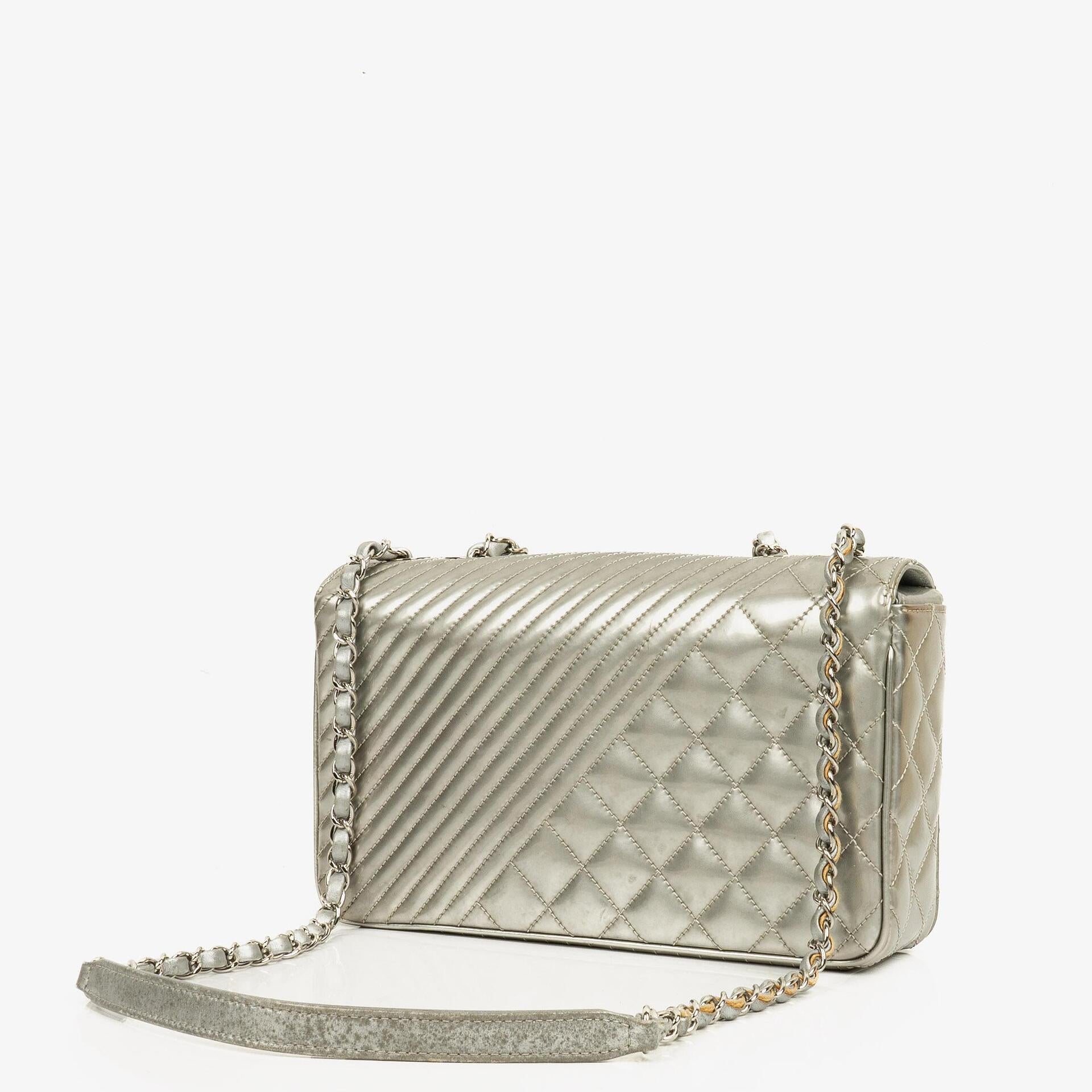 Chanel Coco Boy Flap Tasche aus silbernem gestepptem Lackleder