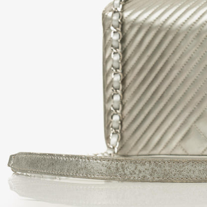Chanel Coco Boy Flap Tasche aus silbernem gestepptem Lackleder