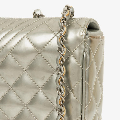 Chanel Coco Boy Flap Tasche aus silbernem gestepptem Lackleder