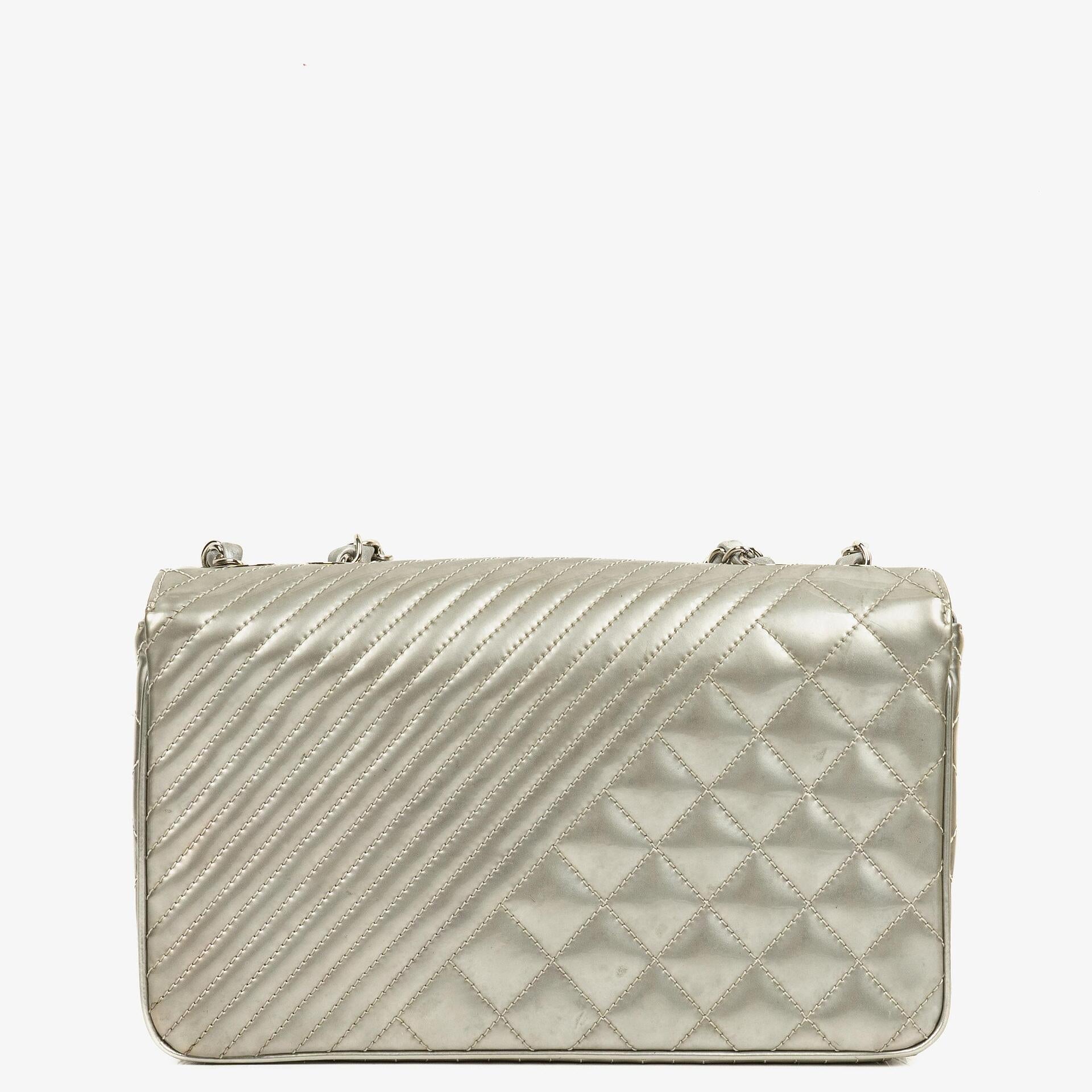 Chanel Coco Boy Flap Tasche aus silbernem gestepptem Lackleder