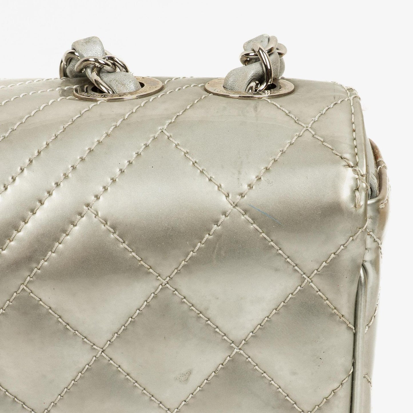 Chanel Coco Boy Flap Tasche aus silbernem gestepptem Lackleder