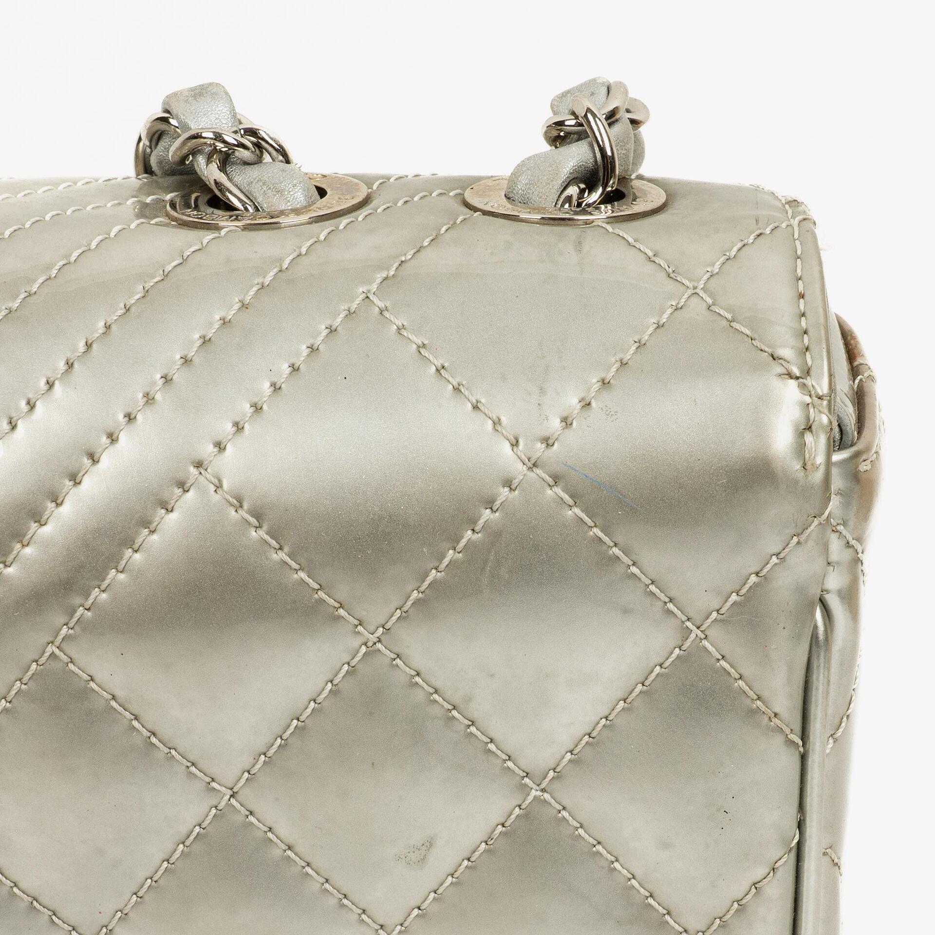 Chanel Coco Boy Flap Tasche aus silbernem gestepptem Lackleder