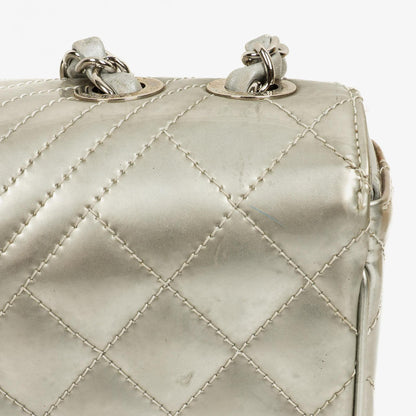 Chanel Coco Boy Flap Tasche aus silbernem gestepptem Lackleder