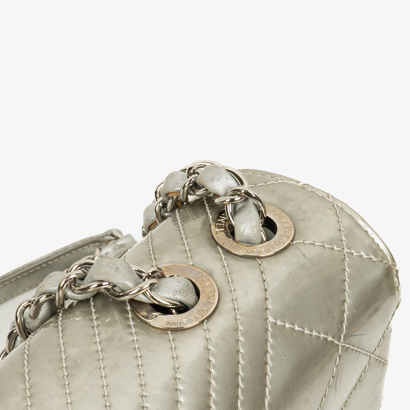 Chanel Coco Boy Flap Tasche aus silbernem gestepptem Lackleder