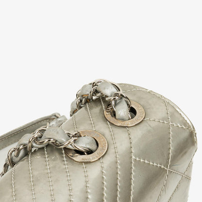 Chanel Coco Boy Flap Tasche aus silbernem gestepptem Lackleder