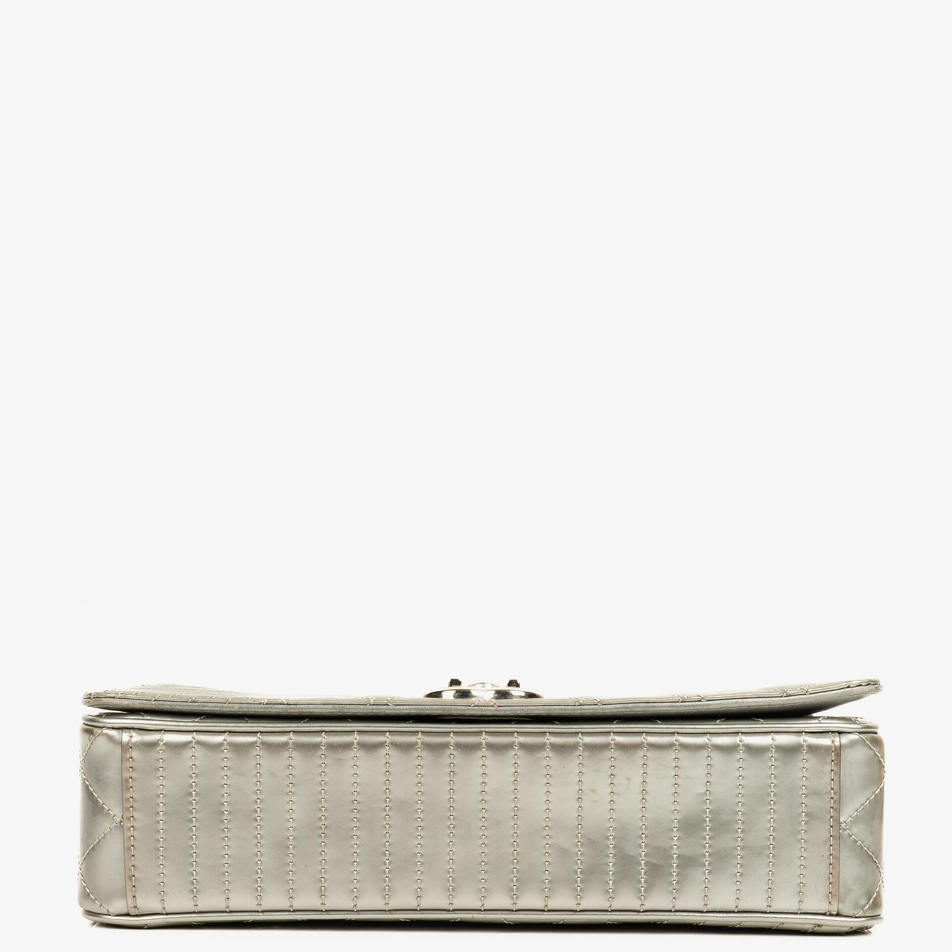 Chanel Coco Boy Flap Tasche aus silbernem gestepptem Lackleder