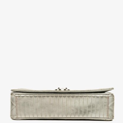 Chanel Coco Boy Flap Tasche aus silbernem gestepptem Lackleder