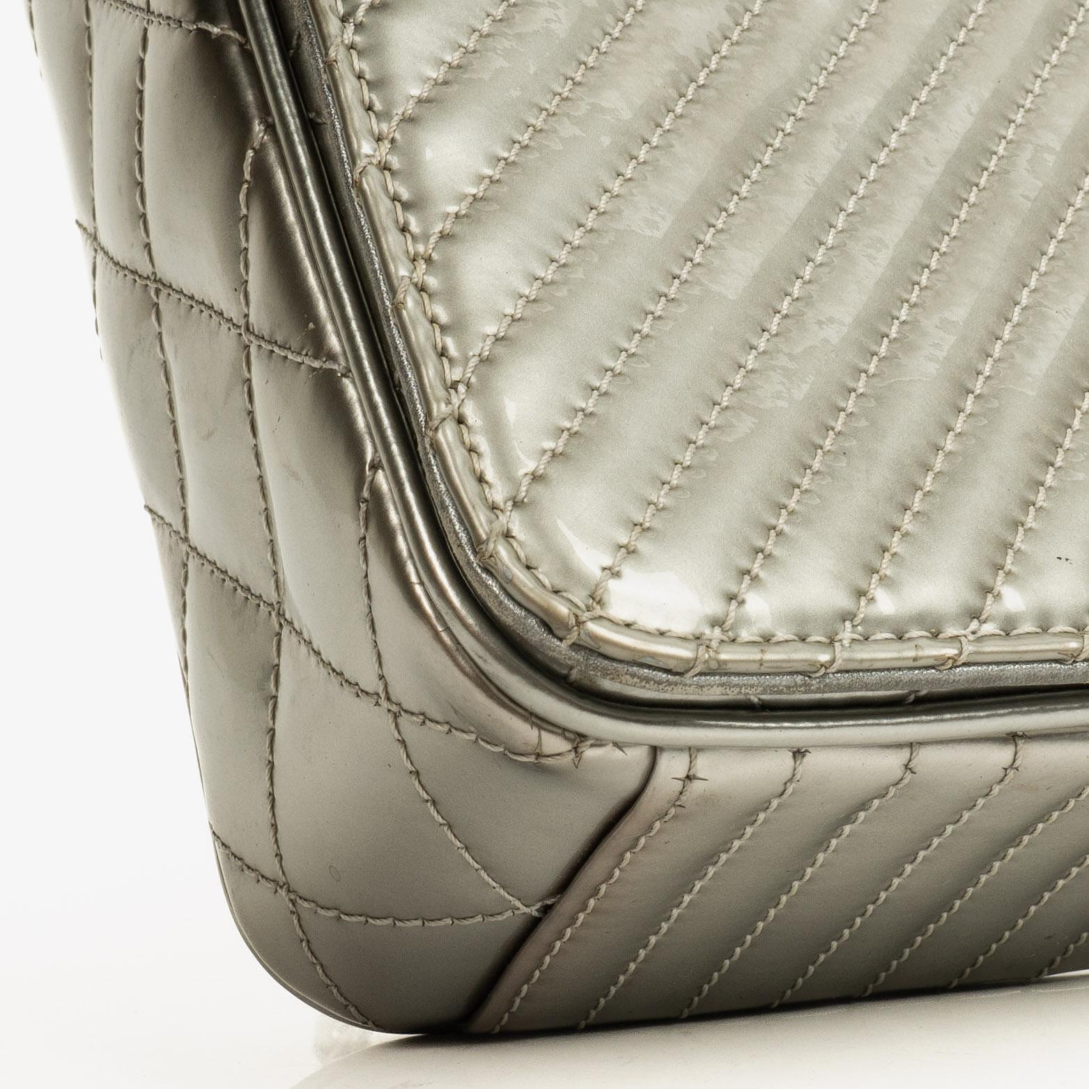 Chanel Coco Boy Flap Tasche aus silbernem gestepptem Lackleder