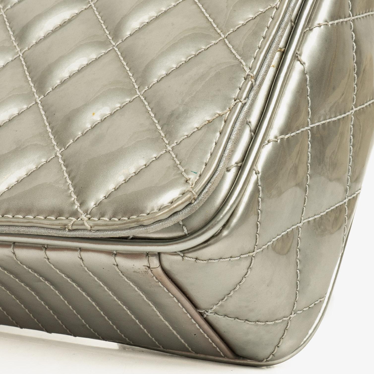 Chanel Coco Boy Flap Tasche aus silbernem gestepptem Lackleder