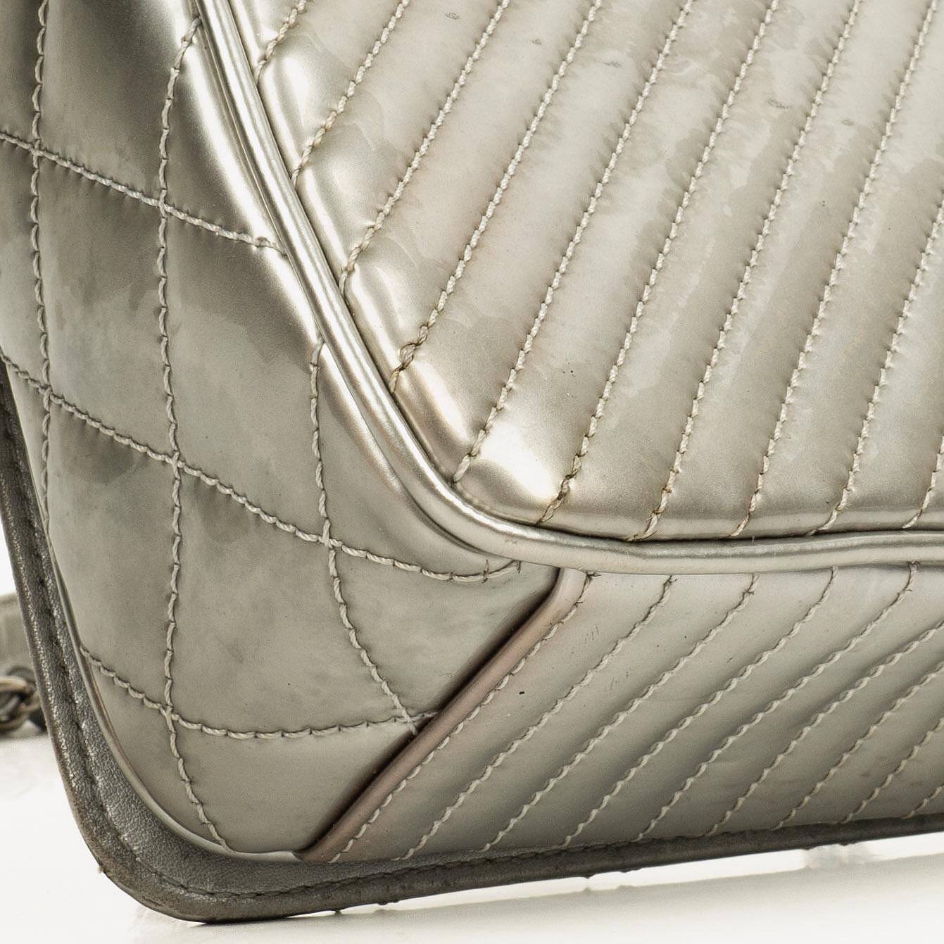 Chanel Coco Boy Flap Tasche aus silbernem gestepptem Lackleder