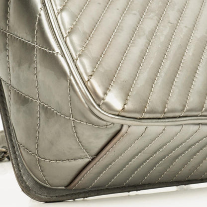 Chanel Coco Boy Flap Tasche aus silbernem gestepptem Lackleder