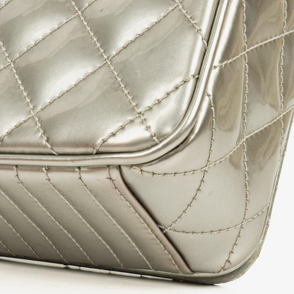 Chanel Coco Boy Flap Tasche aus silbernem gestepptem Lackleder