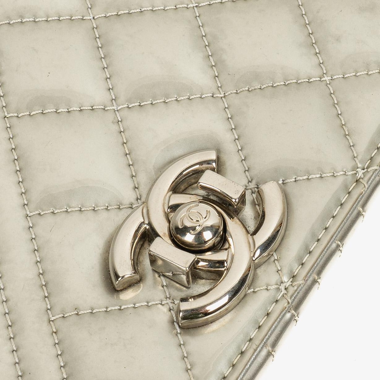 Chanel Coco Boy Flap Tasche aus silbernem gestepptem Lackleder