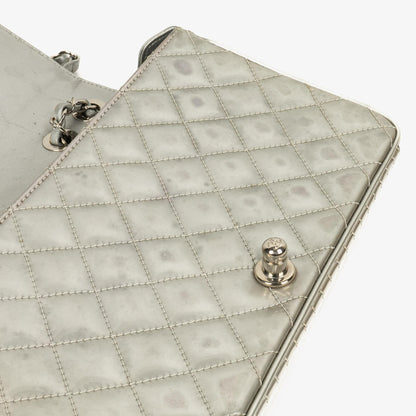 Chanel Coco Boy Flap Tasche aus silbernem gestepptem Lackleder