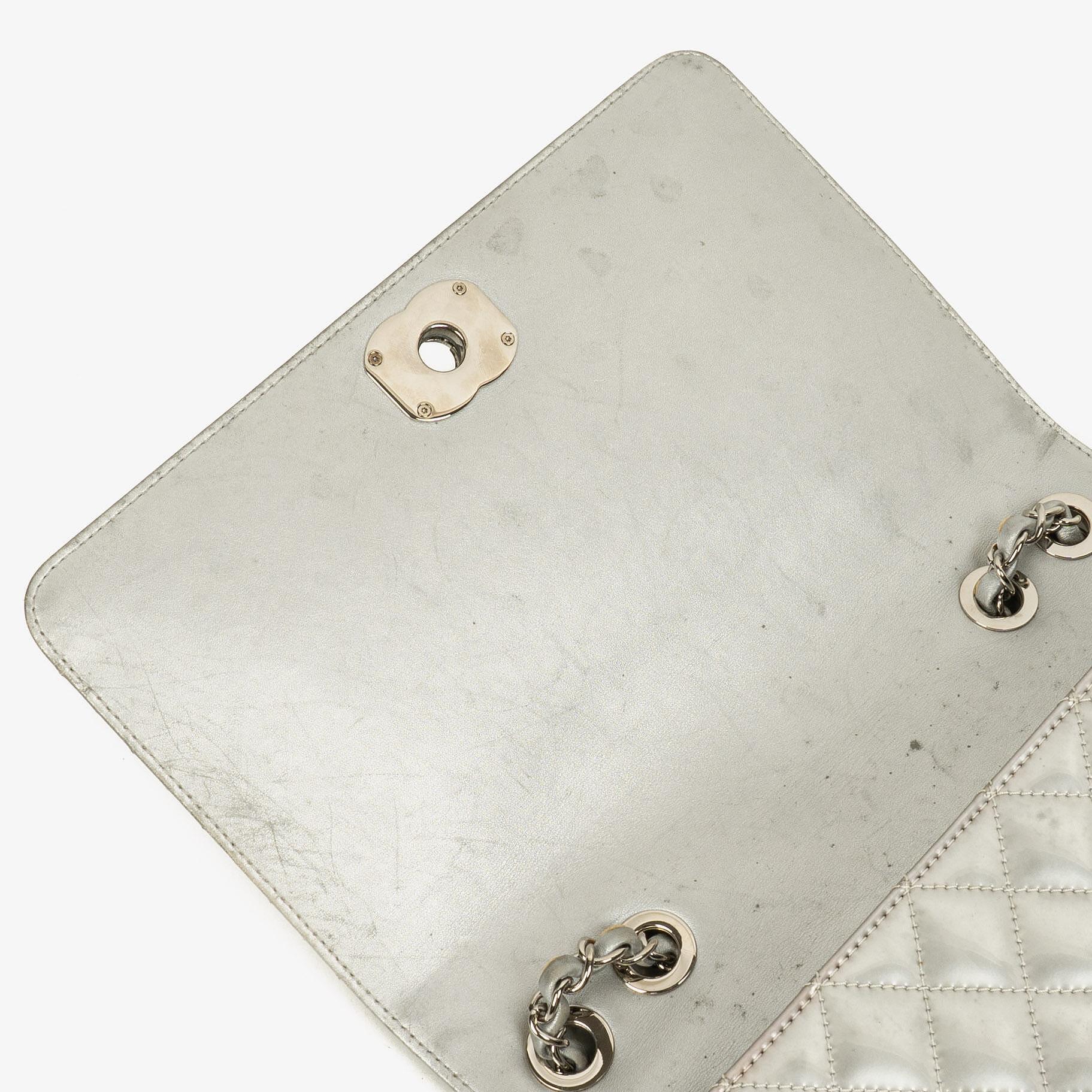 Chanel Coco Boy Flap Tasche aus silbernem gestepptem Lackleder