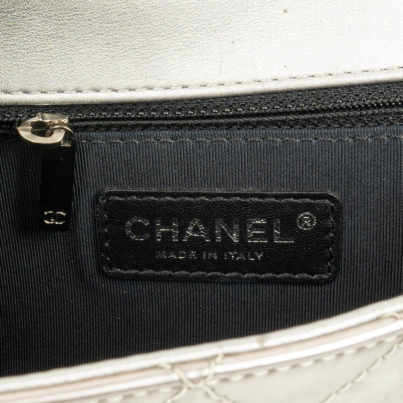 Chanel Coco Boy Flap Tasche aus silbernem gestepptem Lackleder