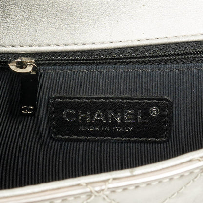 Chanel Coco Boy Flap Tasche aus silbernem gestepptem Lackleder