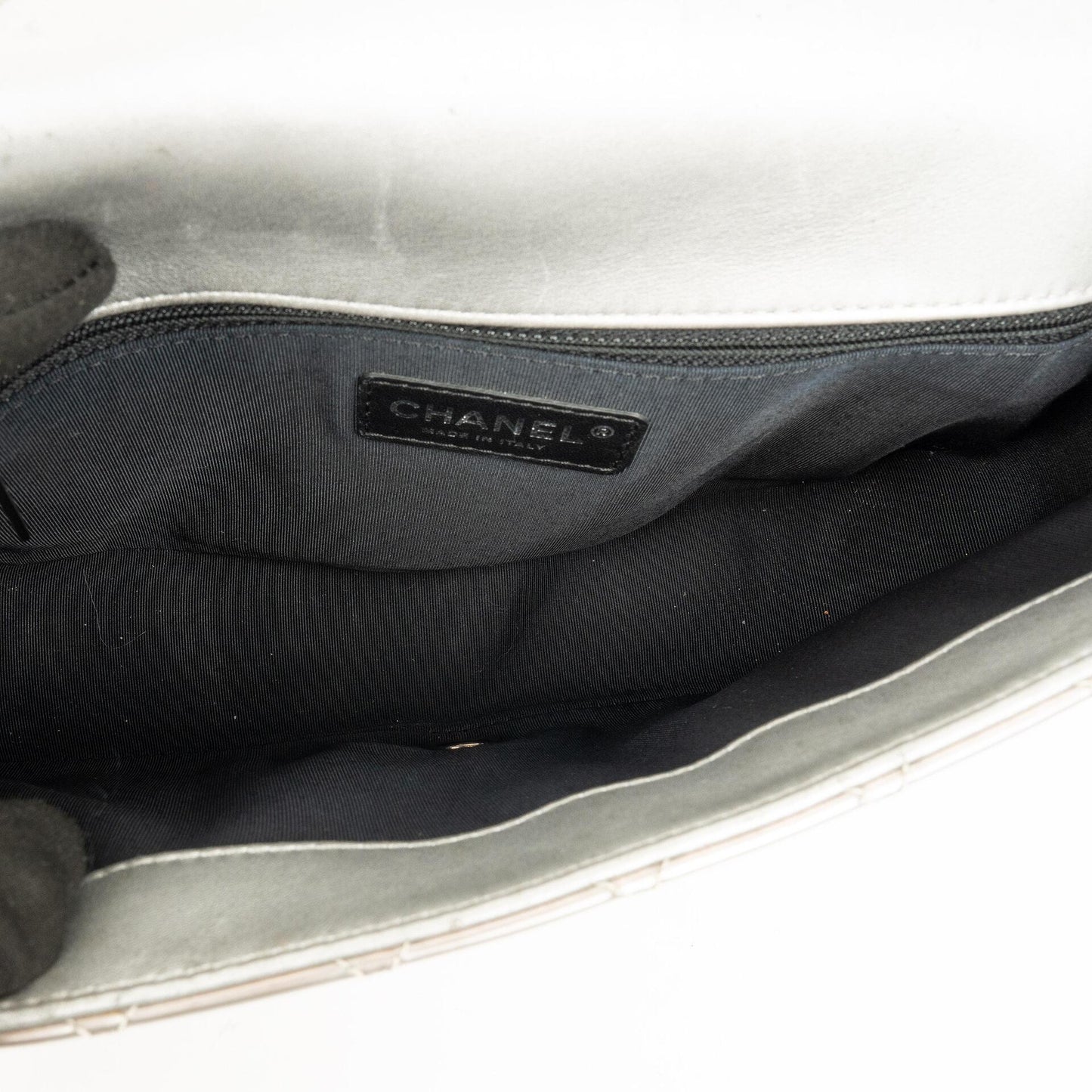 Chanel Coco Boy Flap Tasche aus silbernem gestepptem Lackleder