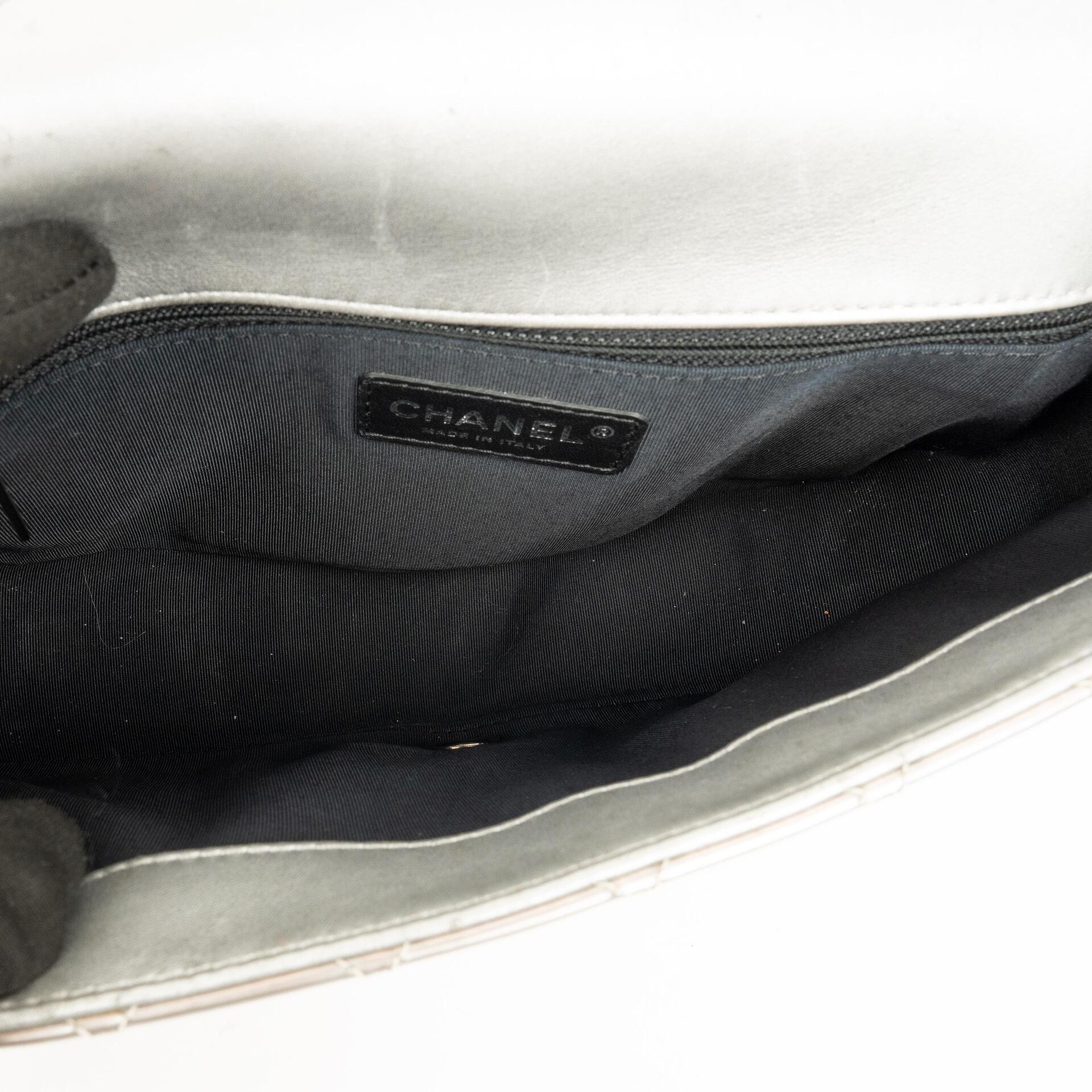 Chanel Coco Boy Flap Tasche aus silbernem gestepptem Lackleder