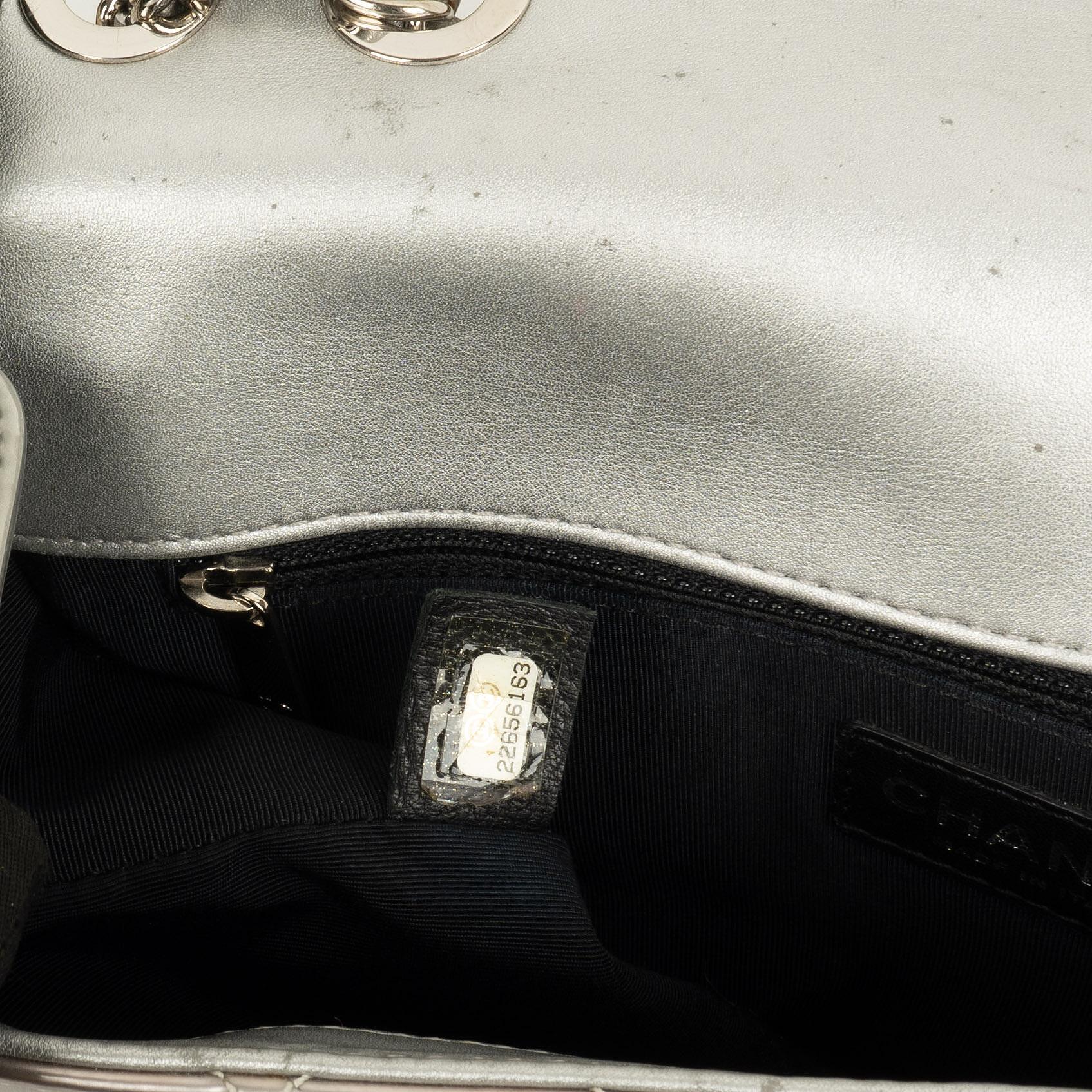Chanel Coco Boy Flap Tasche aus silbernem gestepptem Lackleder