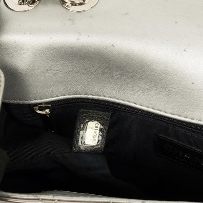 Chanel Coco Boy Flap Tasche aus silbernem gestepptem Lackleder