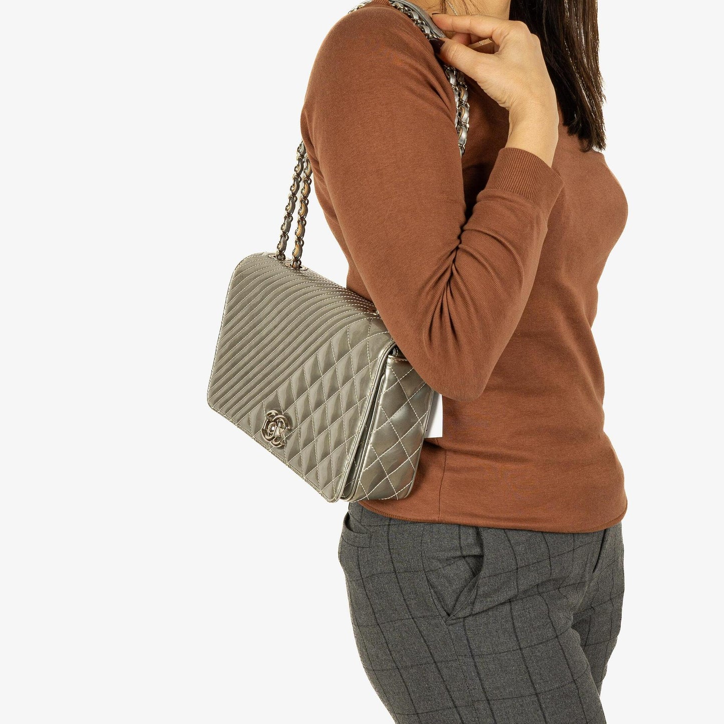 Chanel Coco Boy Flap Tasche aus silbernem gestepptem Lackleder