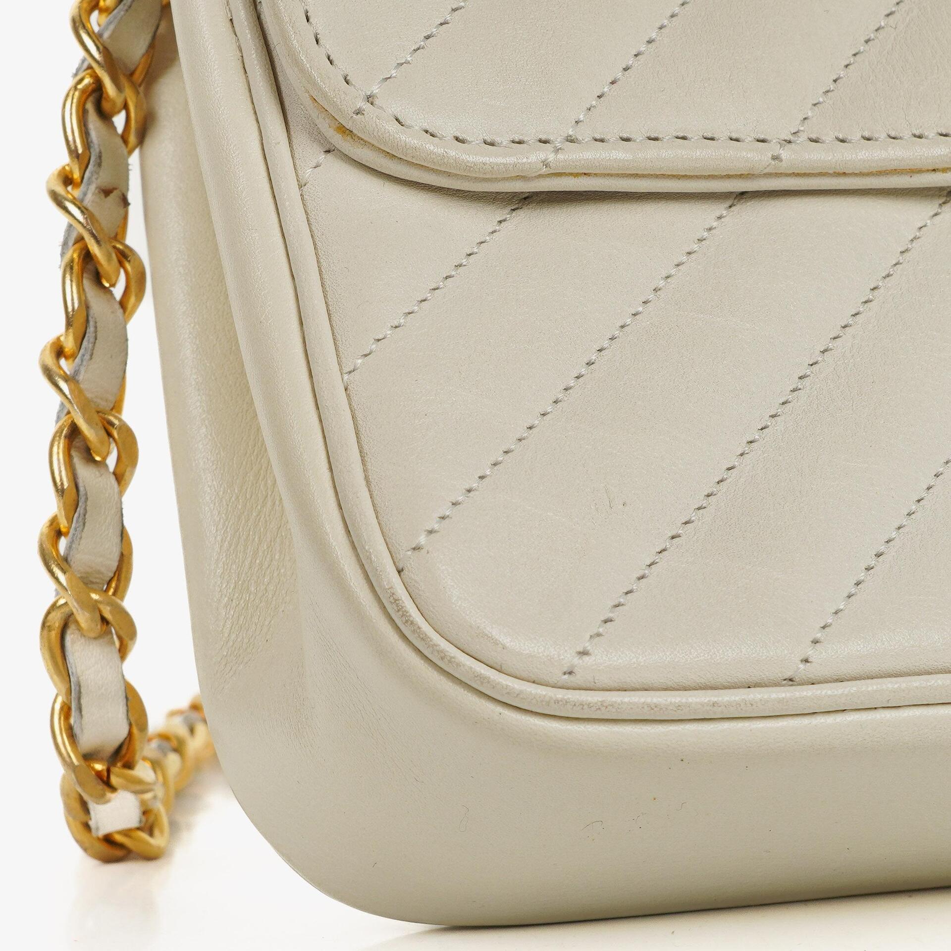 Chanel Small Classic Single Flap Tasche aus diagonal gestepptem Lammleder mit 24K vergoldeten Beschlägen