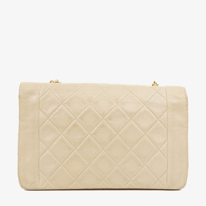 Chanel Diana Vintage Medium Flap Bag aus beigem gestepptem Lammleder mit 24K vergoldeten Beschlägen