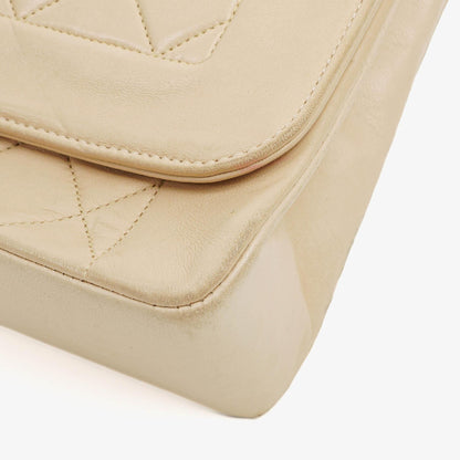 Chanel Diana Vintage Medium Flap Bag aus beigem gestepptem Lammleder mit 24K vergoldeten Beschlägen