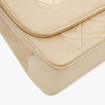 Chanel Diana Vintage Medium Flap Bag aus beigem gestepptem Lammleder mit 24K vergoldeten Beschlägen