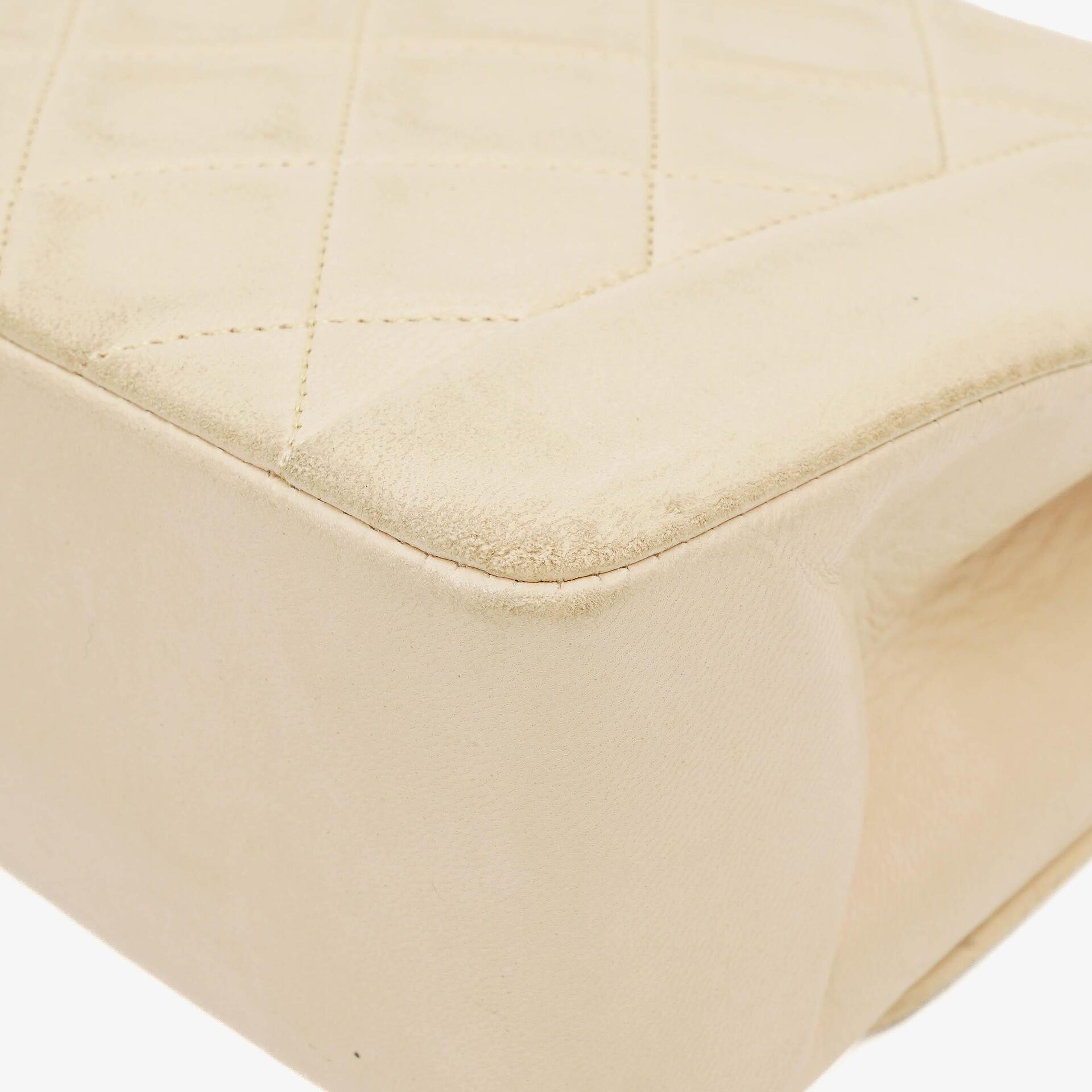 Chanel Diana Vintage Medium Flap Bag aus beigem gestepptem Lammleder mit 24K vergoldeten Beschlägen
