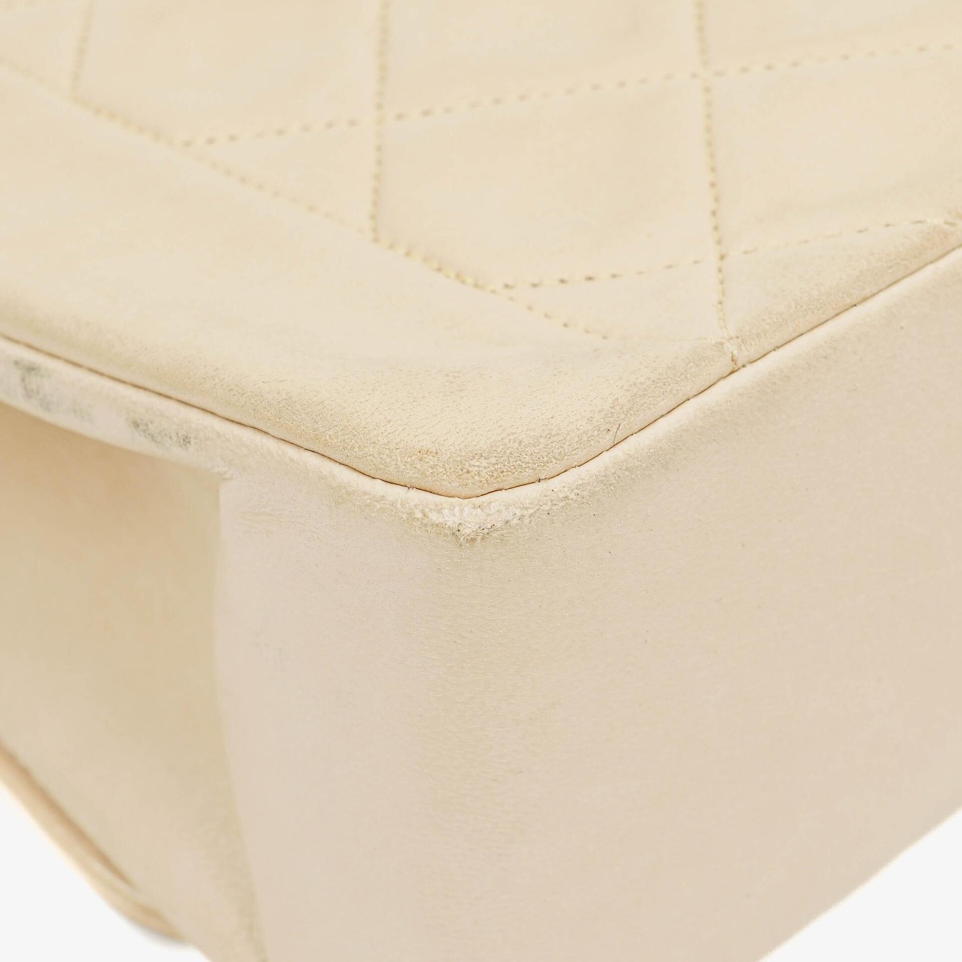 Chanel Diana Vintage Medium Flap Bag aus beigem gestepptem Lammleder mit 24K vergoldeten Beschlägen