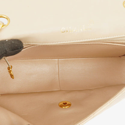 Chanel Diana Vintage Medium Flap Bag aus beigem gestepptem Lammleder mit 24K vergoldeten Beschlägen